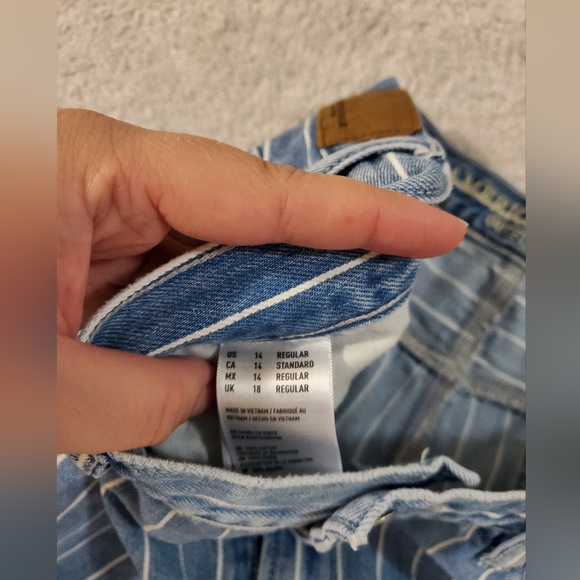 2/$30 Jeans - American Eagle Mom Jeans - Picture 3 of 3